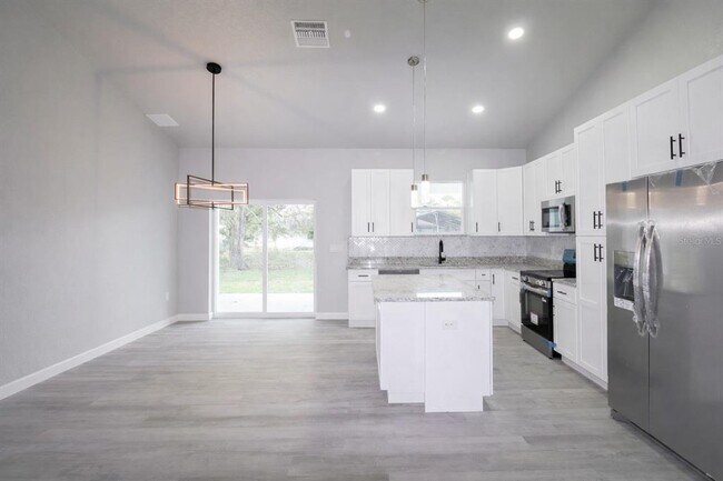 Building Photo - 769 Memorial Dr