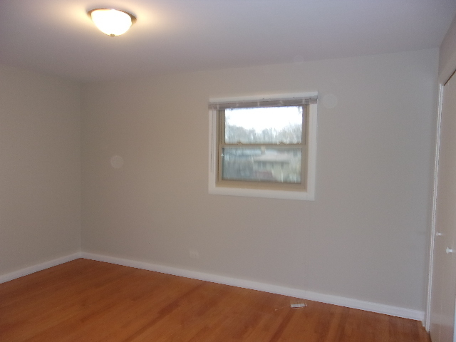 Building Photo - Great 3 bedroom 1.5 bath Tri-level