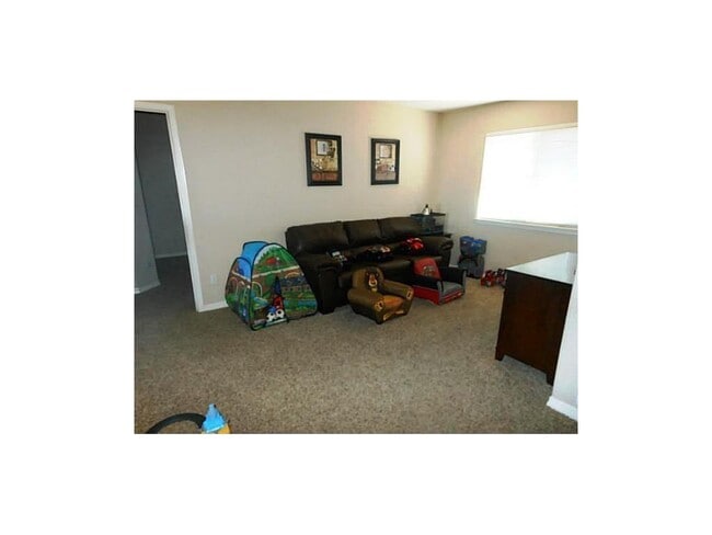 Building Photo - Great 2 story property located at West Hills!