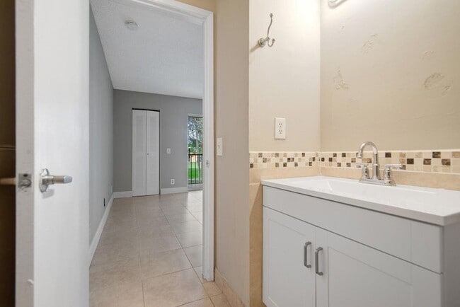 Building Photo - 516 Meadows Cir
