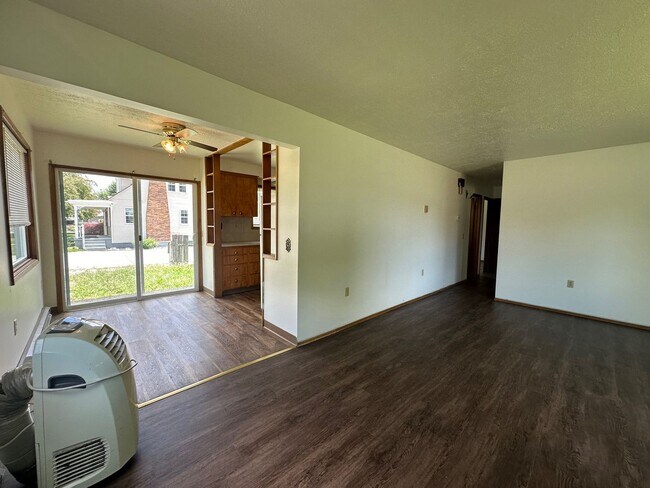 Building Photo - 806