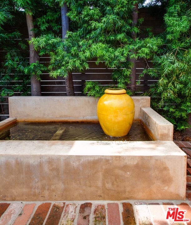 Building Photo - 927 1/2 Victoria Ave