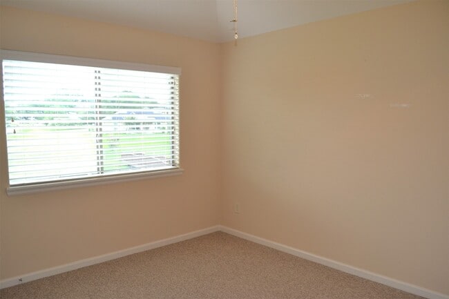 Building Photo - 336 Lazy Ln