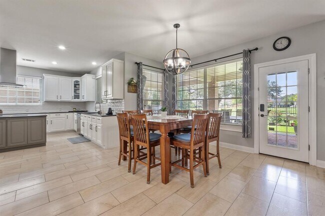 Building Photo - 2147 Hilton Head Dr