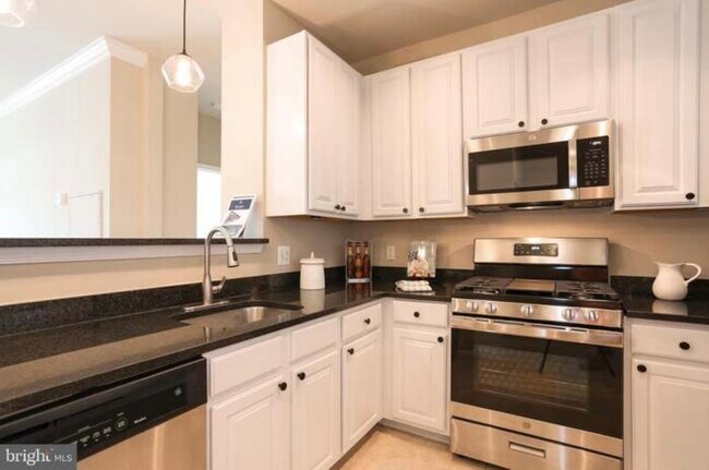 Building Photo - 2465 Army Navy Dr