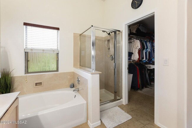 Building Photo - Oro Valley Stunner