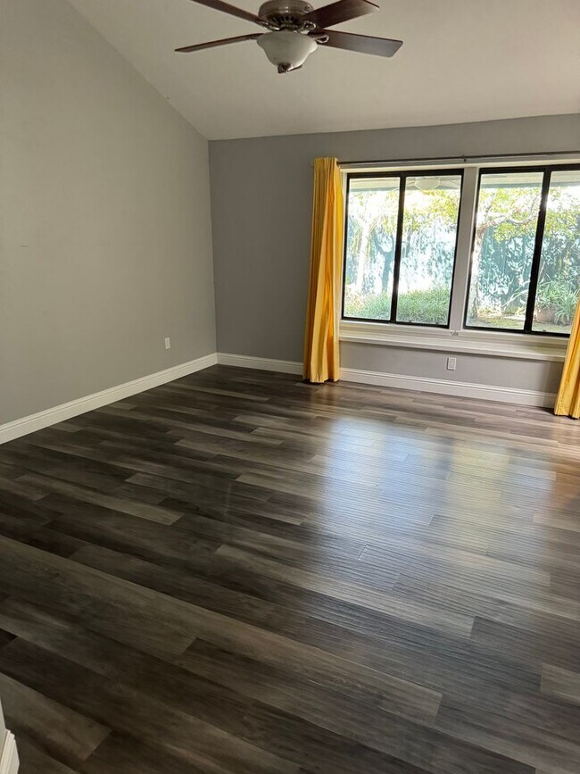 Building Photo - 3 bedroom 2 bath home in The Oaks