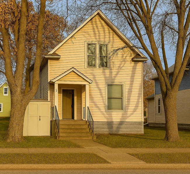 Primary Photo - 2116 W Broadway Ave