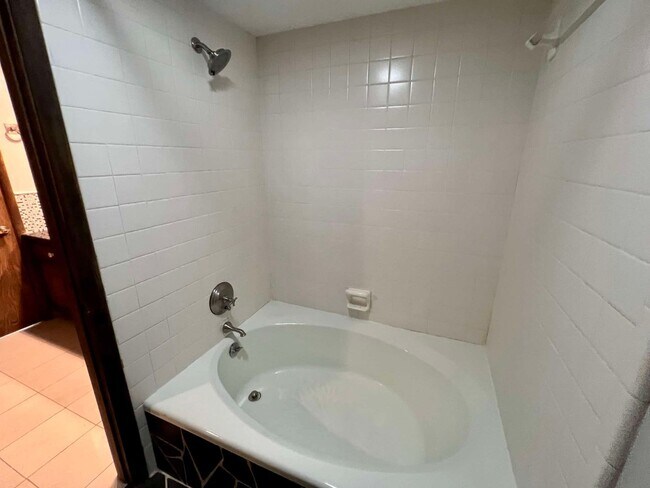 Building Photo - Cabin Style Home on Equestrian Farm *Priva...
