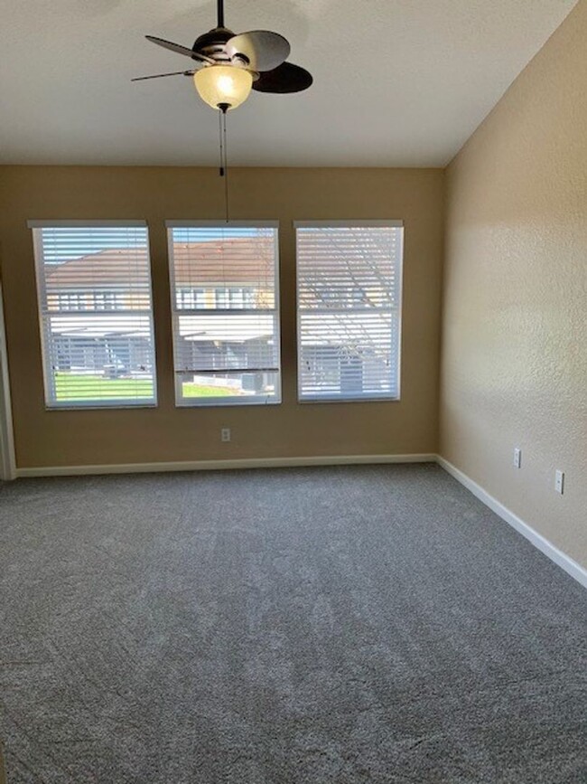 Building Photo - 2 bed 2.5 bath Townhome in Stonebridge Lak...