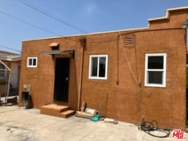 Building Photo - 610 W 53rd St