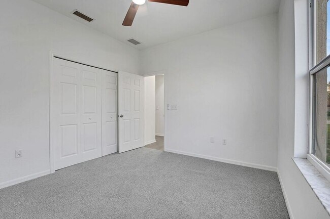 Building Photo - 327 Cloverdale Rd