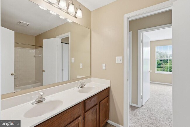 Building Photo - 9571 Tudor Oaks Dr