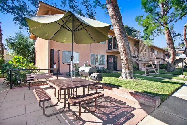 Building Photo - 2 Bed / 1 Bath Available Now!