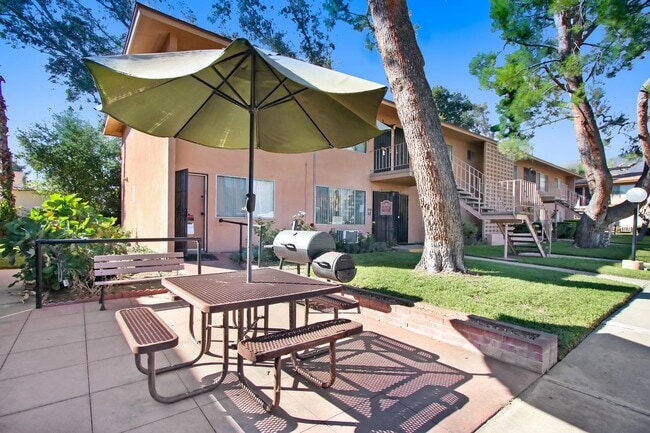 Building Photo - Beautiful 2 bedroom 1 Bath Unit