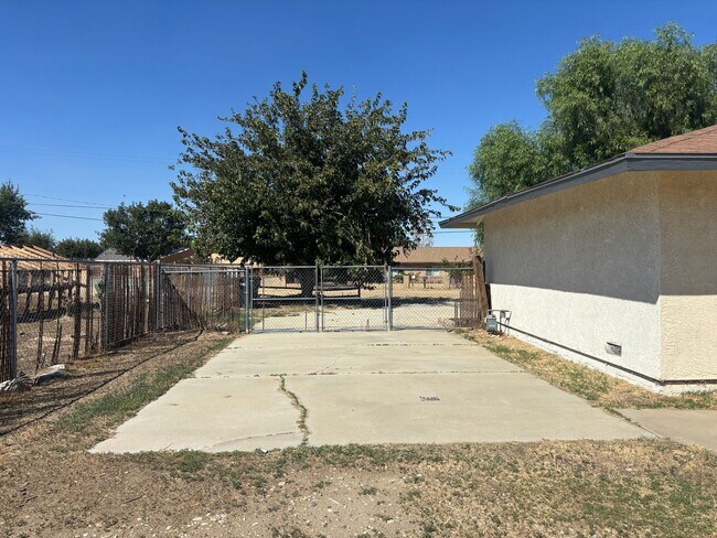 Building Photo - 10116 E Avenue S