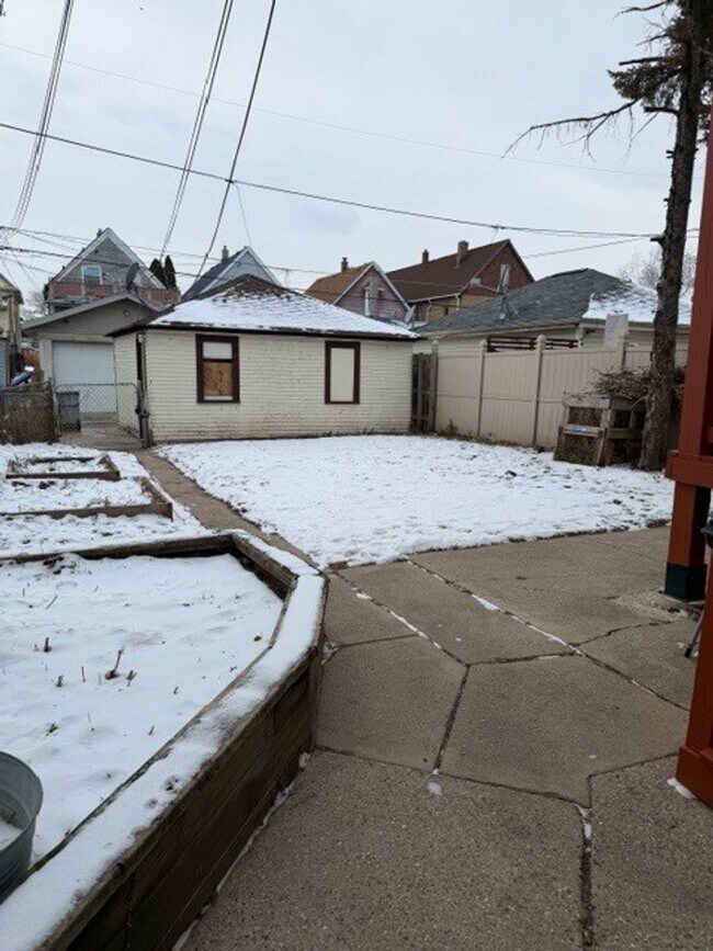 Building Photo - Newly Renovated 3-Bedroom Upper Duplex – Brand New Everything!