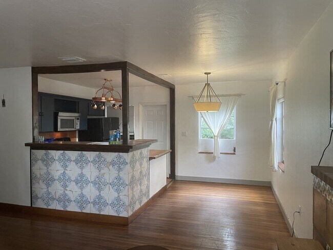 Building Photo - 600 Minola Dr