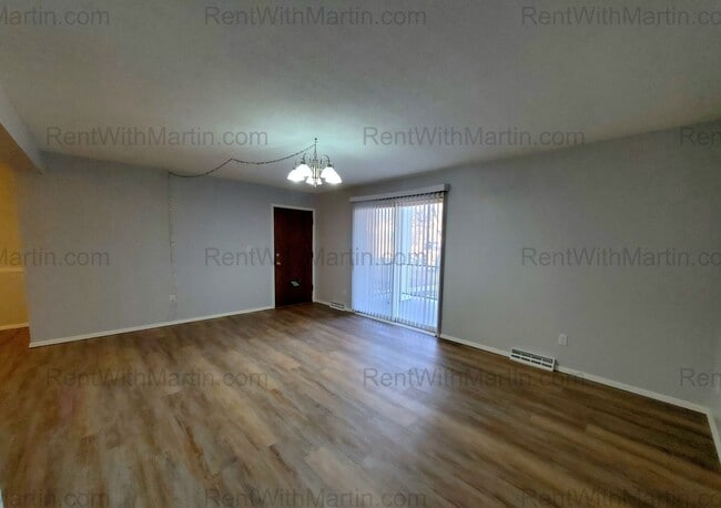 Building Photo - 780 Russell Rd