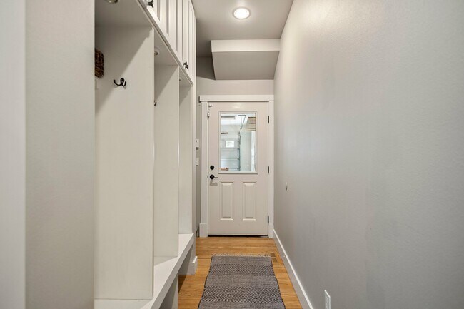 Building Photo - 37909 Theo Ln