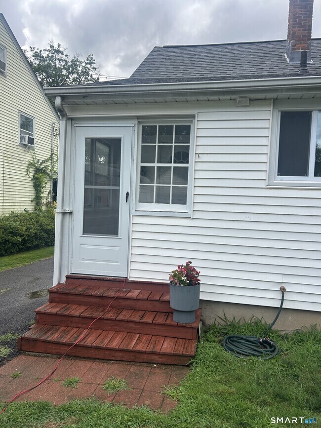 Building Photo - 406 Oakwood Ave