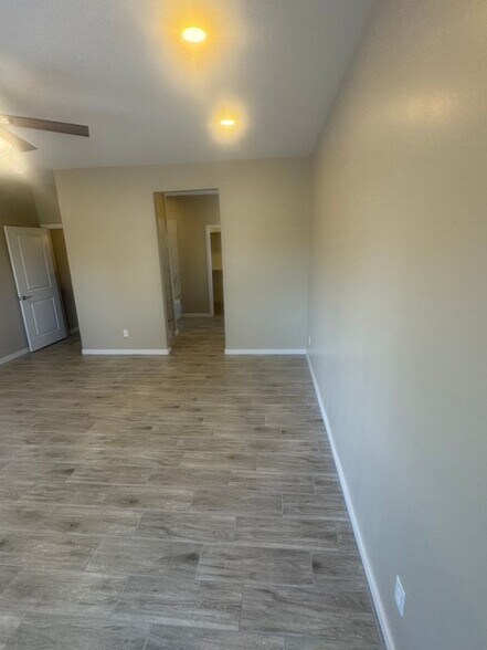 Building Photo - 15235 S Country Club Dr
