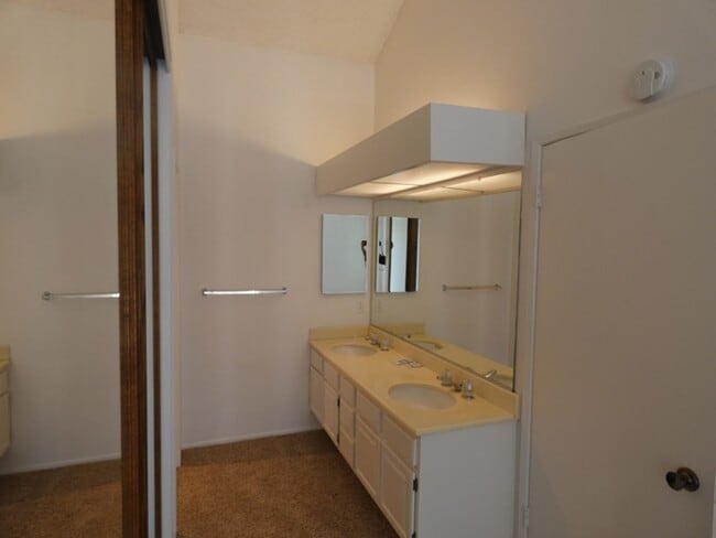 Building Photo - Spacious Townhome at Stonebridge