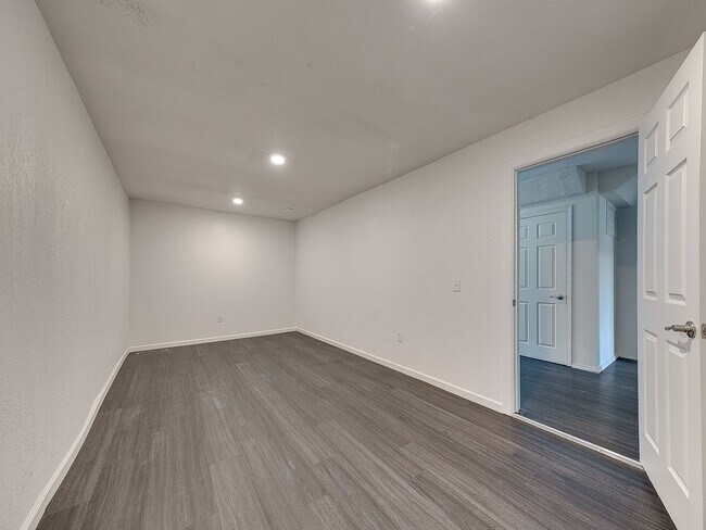 Building Photo - 5924 W Hefner Rd