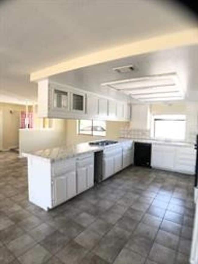 Building Photo - 21036 Pine Ridge Ave