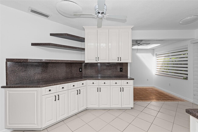 Building Photo - 5051 Pine Dr