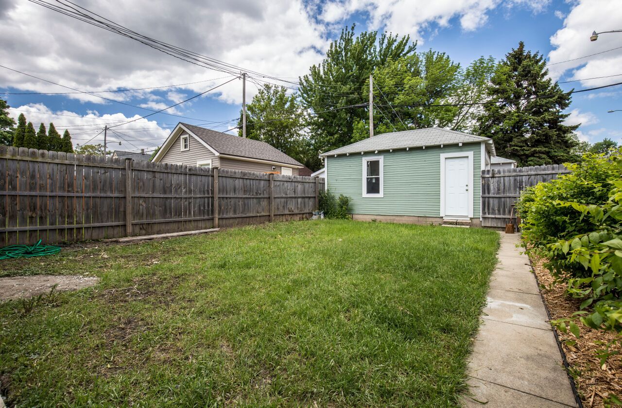 Building Photo - 546 E Potter Ave