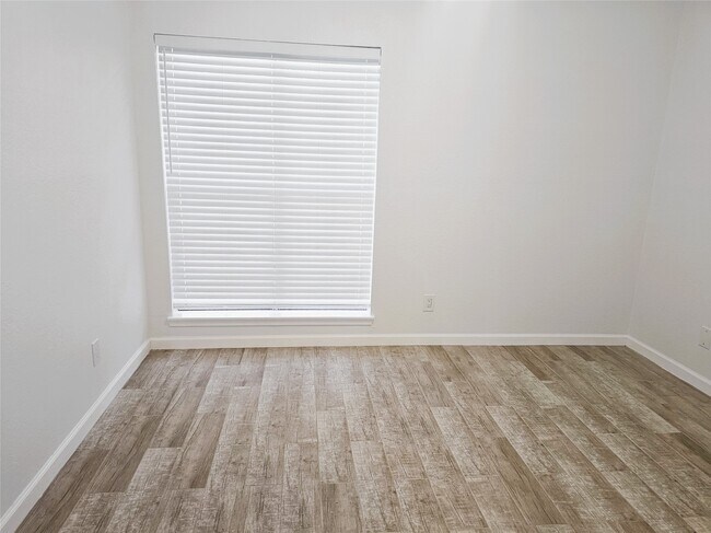 Building Photo - 921 Marine Dr