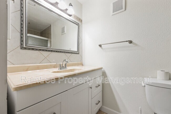 Building Photo - 620 W Solana Cir