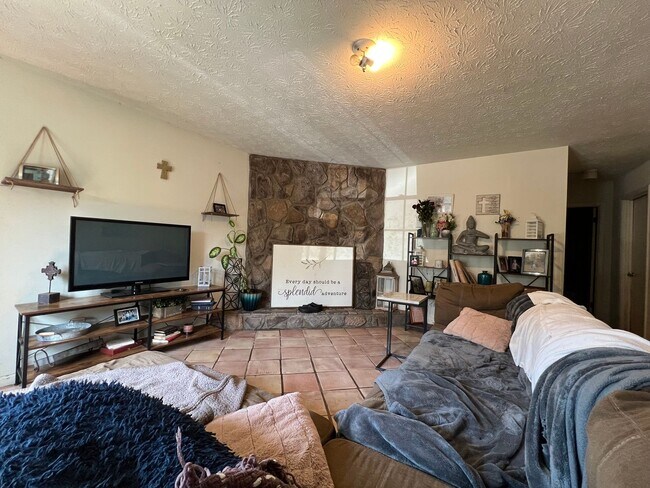 Building Photo - 2 Bedroom Duplex in Boulevard with a Yard