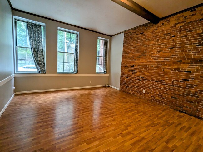 Building Photo - 926 Southbridge St