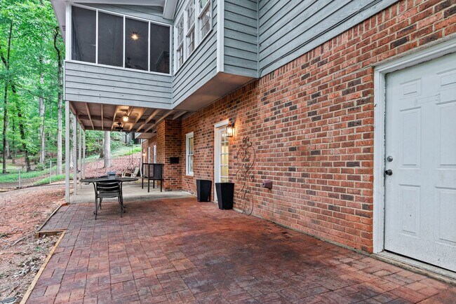 Building Photo - Prime Time Normal Town Living Home!