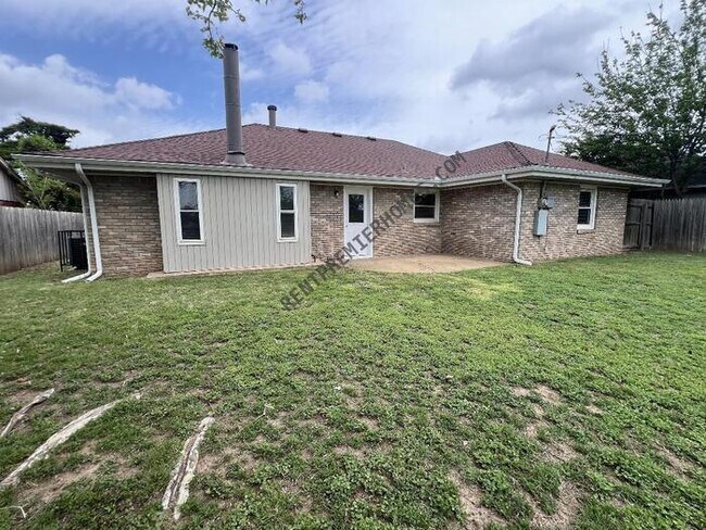 Building Photo - 2000 Lanesboro Dr