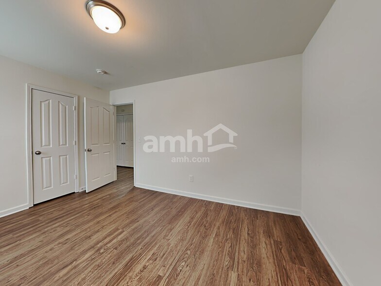 Building Photo - 1882 Woodstone Dr