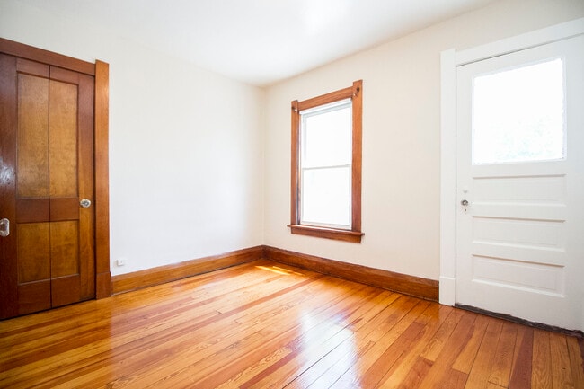 Building Photo - 513 Hampton Ave