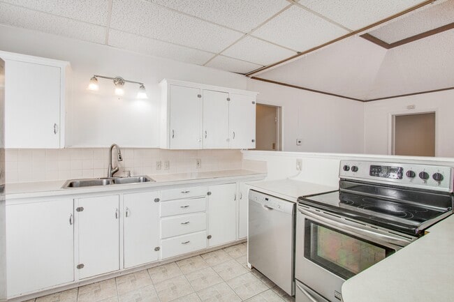 Building Photo - 3529 Vernon Dr