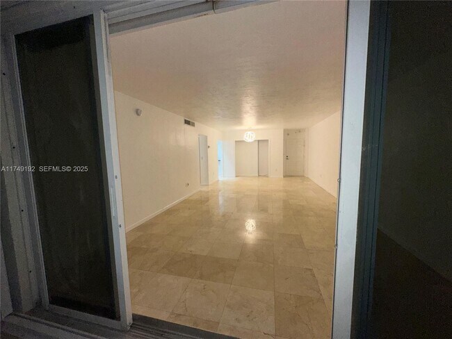 Building Photo - 10350 W Bay Harbor Dr