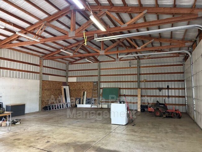 Building Photo - 30002 Sodaville Mountain Home Rd