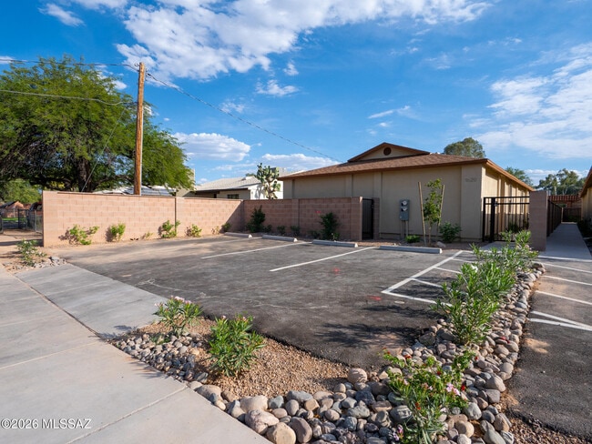 Building Photo - 1616 E Hedrick Dr