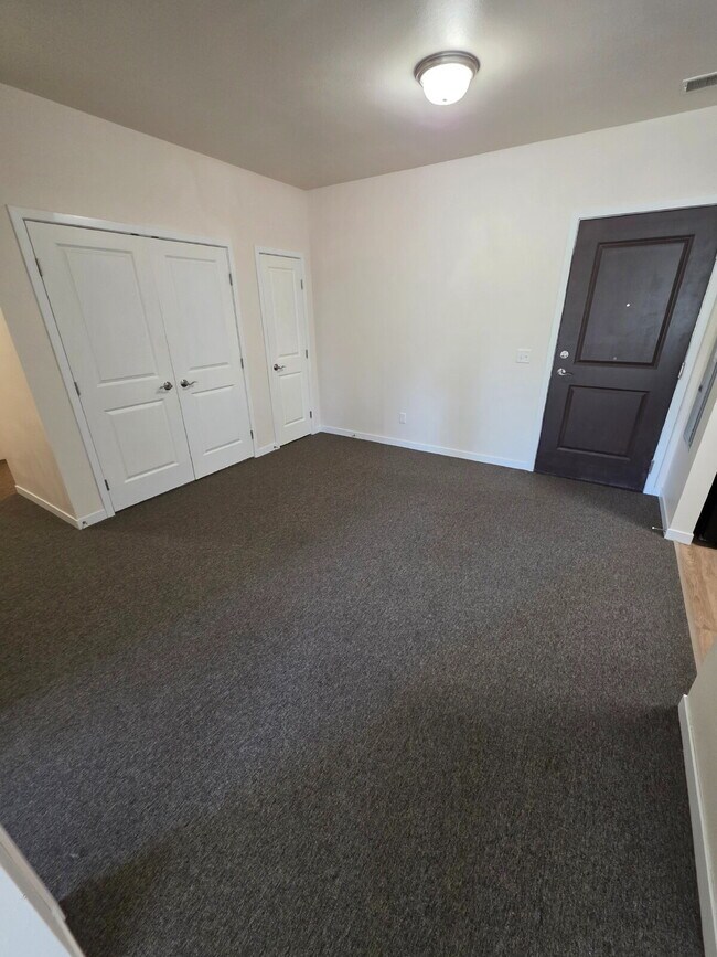 Building Photo - 2 Bedroom | 1 Bathroom 2nd Floor Apartment Available RIGHT NOW!