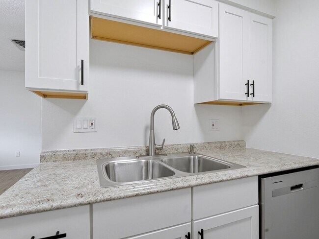 Building Photo - Remodeled 1 Bedroom, 1 Bathroom Apartment- Close to shopping!