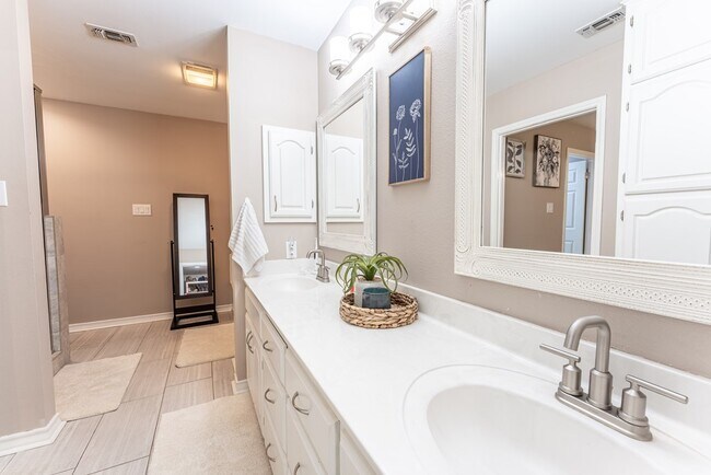 Building Photo - 117 Holly Hill Dr