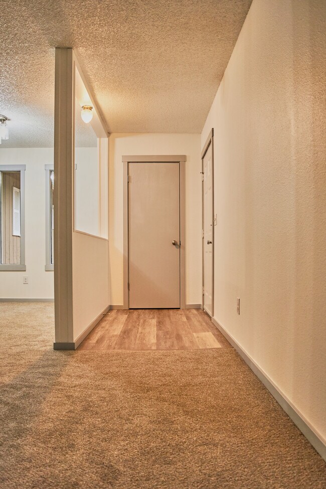 Building Photo - 1325 E Syringa Dr