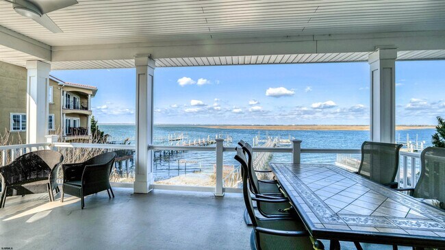 Building Photo - 909 N Cambridge Ave