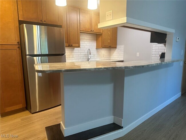 Building Photo - 7045 Carriage Hill Dr