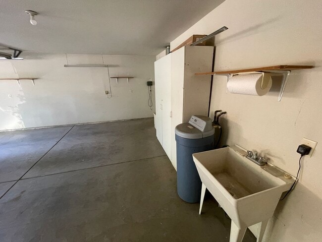 Building Photo - 3 bedroom 2 bath, Mission Ranch Neighborhood, Turnkey ready to move in.